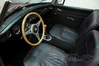 Foto 3 di 8: MG B Cabriolet 1965 wire wheels steel dashboard 