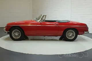 Foto 6 di 8: MG B Cabriolet 1965 wire wheels steel dashboard 