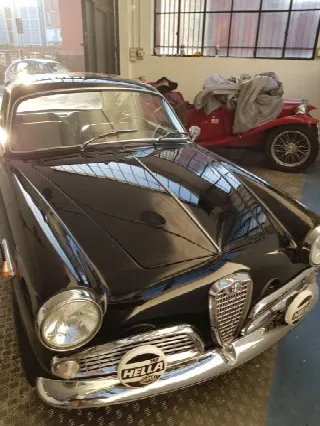 Foto 2 di 9: ALFA ROMEO Giulietta  