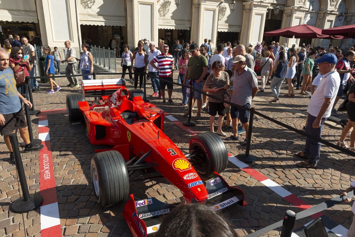LA 1a EDIZIONE DI AUTOLOOK WEEK SI CHIUDE CON UN TRIONFO DI PUBBLICO, UNA PIAZZA SAN CARLO AFFOLLATA HA ACCOLTO LA SUPERCAR PARADE