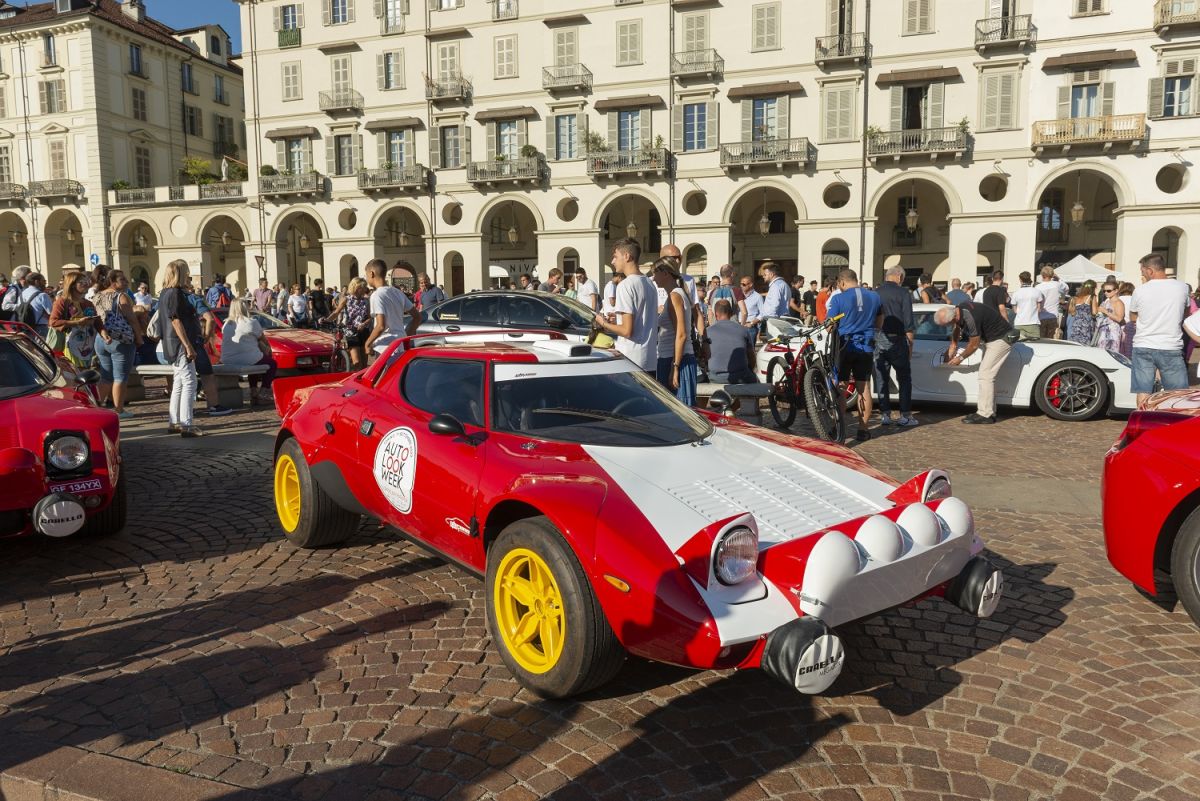 LA 1a EDIZIONE DI AUTOLOOK WEEK SI CHIUDE CON UN TRIONFO DI PUBBLICO, UNA PIAZZA SAN CARLO AFFOLLATA HA ACCOLTO LA SUPERCAR PARADE