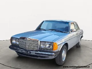 Foto 1 di 15: MERCEDES-BENZ 200 W123  