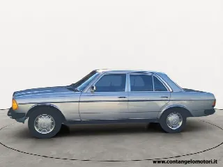 Foto 2 di 15: MERCEDES-BENZ 200 W123  