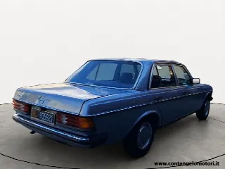 Foto 3 di 15: MERCEDES-BENZ 200 W123  