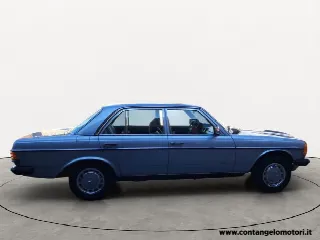 Foto 4 di 15: MERCEDES-BENZ 200 W123  