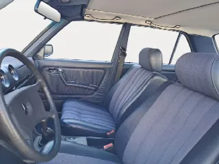 Foto 6 di 15: MERCEDES-BENZ 200 W123  