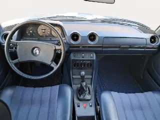 Foto 11 di 15: MERCEDES-BENZ 200 W123  