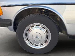 Foto 10 di 15: MERCEDES-BENZ 200 W123  