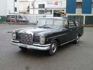 Foto 5 di 10: MERCEDES-BENZ 220 b codine (Heckflosse) 