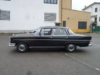 Foto 2 di 10: MERCEDES-BENZ 220 b codine (Heckflosse) 