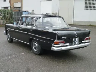 Foto 6 di 10: MERCEDES-BENZ 220 b codine (Heckflosse) 