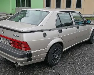 Foto 3 di 5: ALFA ROMEO 75 2.0 Twin Spark  