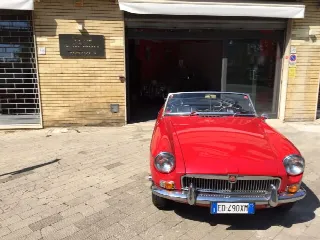 Foto 9 di 15: MG B    