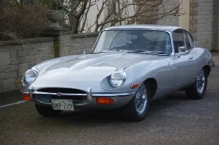 Foto 2 di 17: JAGUAR E-TYPE SII (1967-1971) 4.2 Fixed Head Coupe 