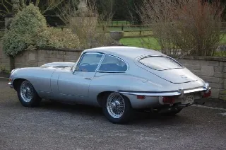 Foto 3 di 17: JAGUAR E-TYPE SII (1967-1971) 4.2 Fixed Head Coupe 