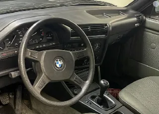 Foto 4 di 6: BMW 320   i E30   