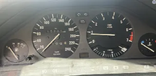 Foto 2 di 6: BMW 320   i E30   