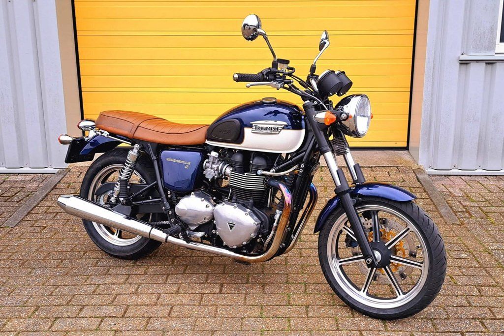 TRIUMPH Bonneville