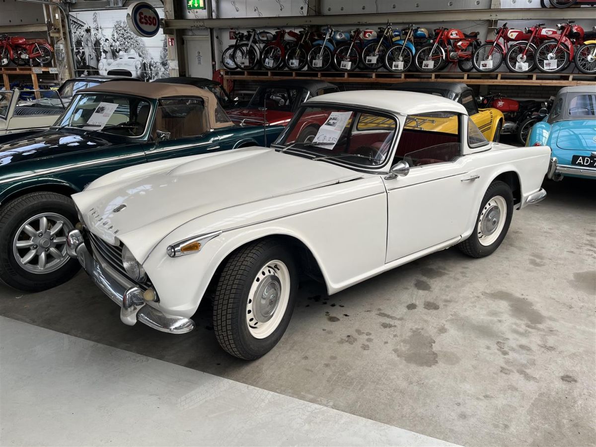 TRIUMPH TR4 A surrey 