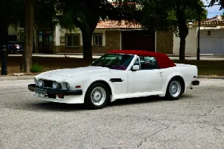 Foto 2 di 6: ASTON MARTIN V8 Vantage Volante 