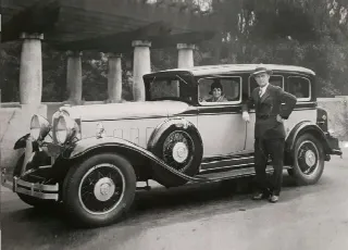 Foto 1 di 3: MARMON Big Eight Five-Passenger Sedan  
