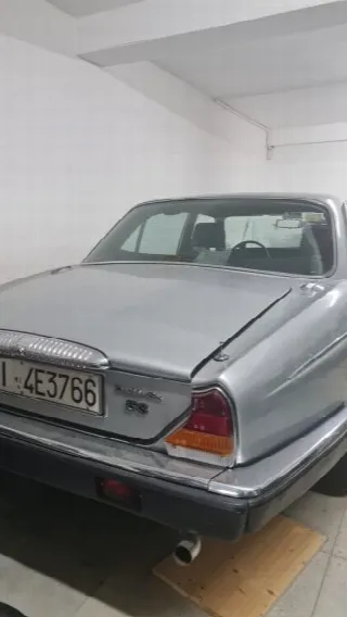 Foto 12 di 12: JAGUAR Daimler Double Six - 5.3 - 12 cilindri   