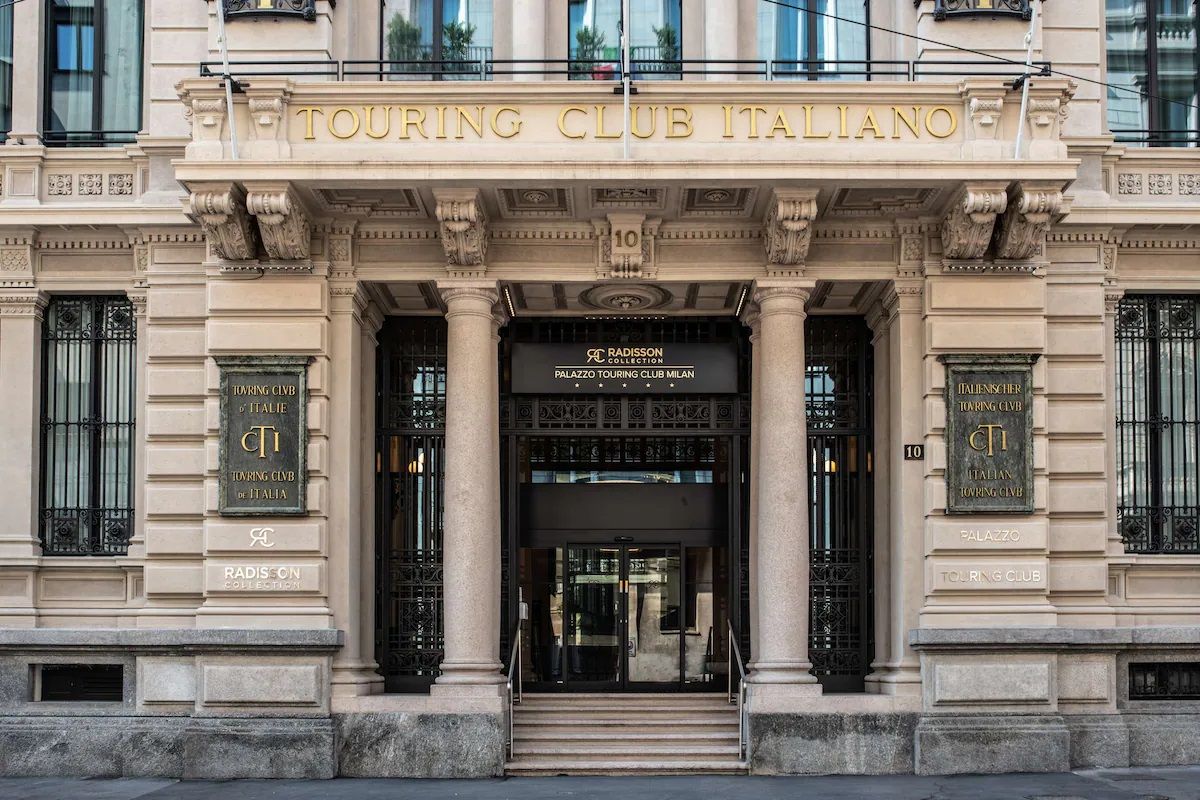 APERICINEMA ..a 5 stelle, nel salotto del Palazzo Touring Club Milan, A Radisson Collection Hotel